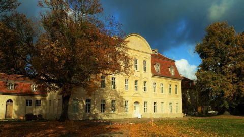 Blick auf das Schloss in Kummerow im Herbst