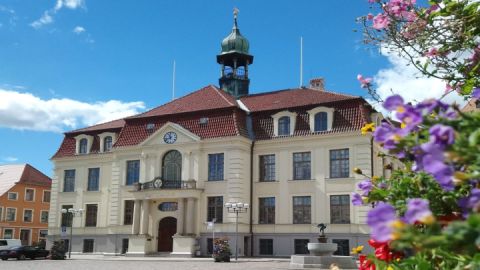 Rathaus mit Hechtbrunnen in Teterow