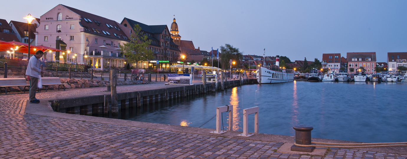 Hafenmole in Waren (Müritz) mit Stadtsilhouette